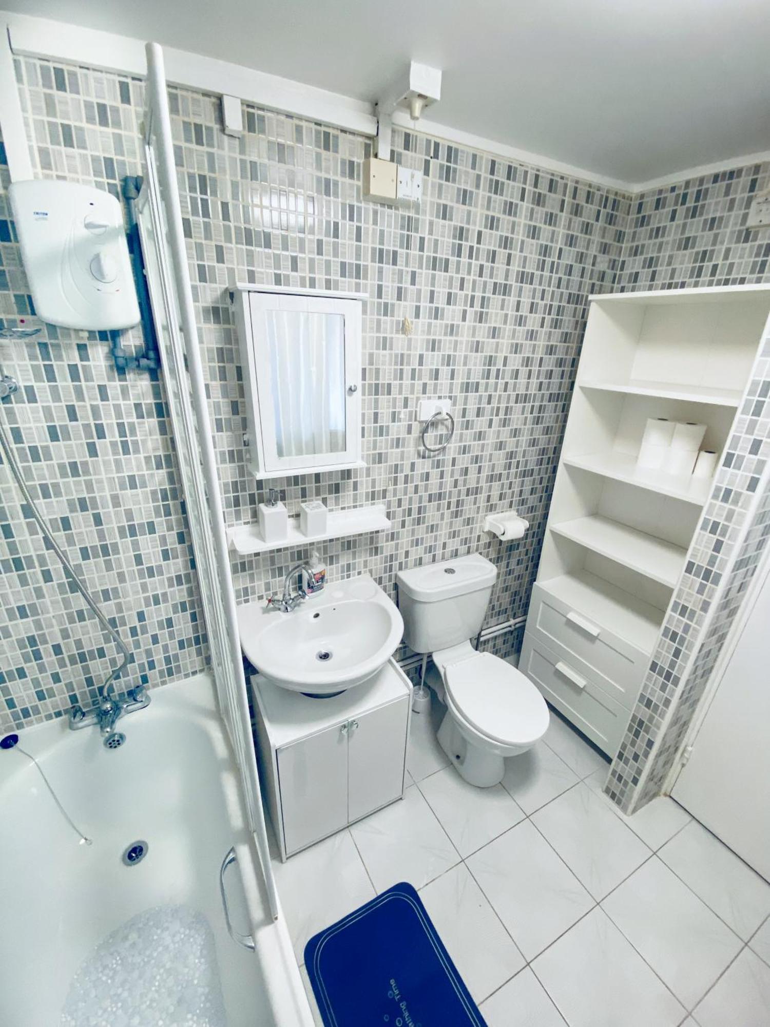 2 Bedroom Flat, Dalston Junction, Лондон Екстериор снимка