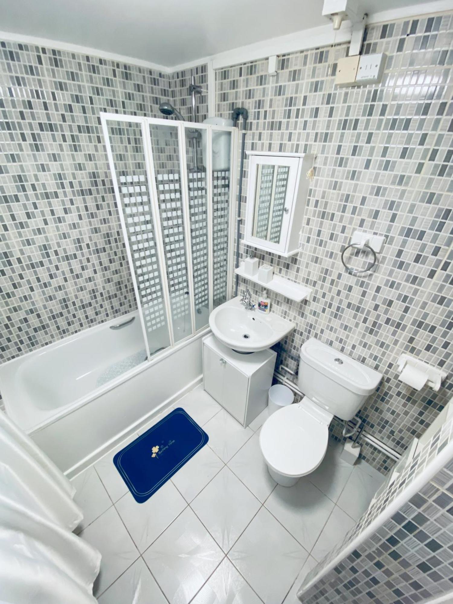 2 Bedroom Flat, Dalston Junction, Лондон Екстериор снимка